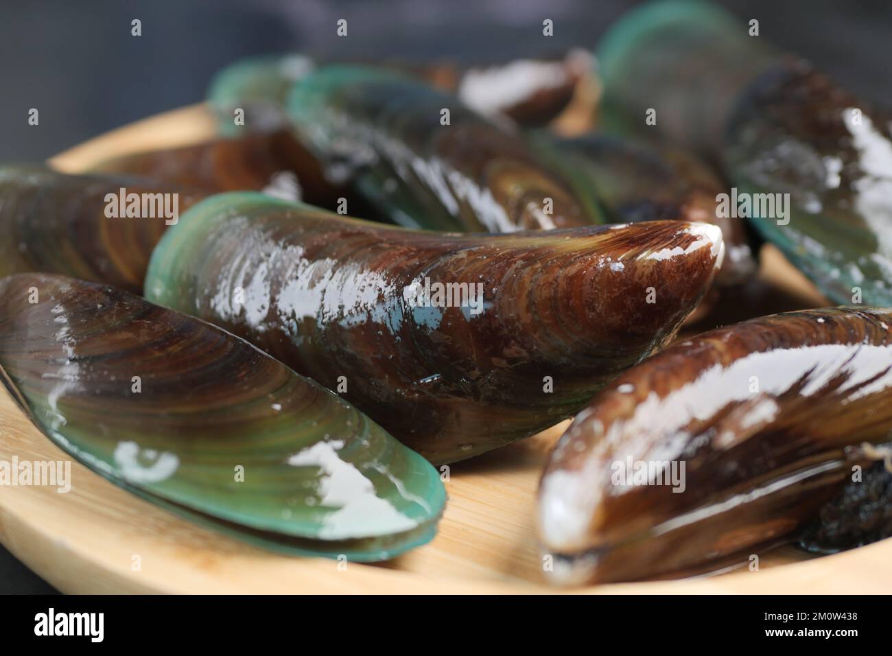 Cozze tailandesi in metallo sul tavolo vista Foto Stock