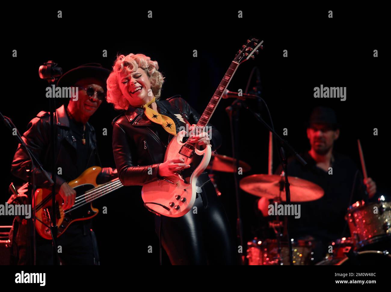 Durham, Carolina del Nord, Stati Uniti. 7th Dec, 2022. La cantante/cantautrice/chitarrista americana Samantha Fish suona con Jesse Dayton al Durham Performing Arts Center di Durham, North Carolina. Gli album di Fish e gli spettacoli dal vivo incendiari sono caratterizzati da più generi, tra cui blues, rock, country, funk, bluegrass e ballate. Fish e Dayton si sono Uniti per rilasciare ''˜The Stardust Sessions, ' e hanno iniziato un tour in Nord America il 3 dicembre. (Credit Image: © Bob Karp/ZUMA Press Wire) Foto Stock