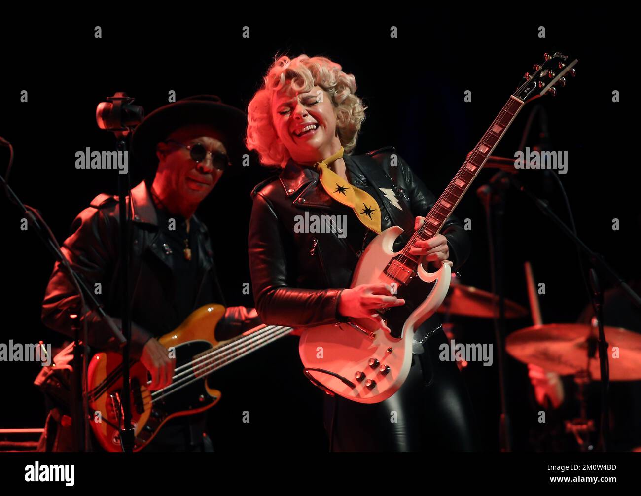 Durham, Carolina del Nord, Stati Uniti. 7th Dec, 2022. La cantante/cantautrice/chitarrista americana Samantha Fish suona con Jesse Dayton al Durham Performing Arts Center di Durham, North Carolina. Gli album di Fish e gli spettacoli dal vivo incendiari sono caratterizzati da più generi, tra cui blues, rock, country, funk, bluegrass e ballate. Fish e Dayton si sono Uniti per rilasciare ''˜The Stardust Sessions, ' e hanno iniziato un tour in Nord America il 3 dicembre. (Credit Image: © Bob Karp/ZUMA Press Wire) Foto Stock