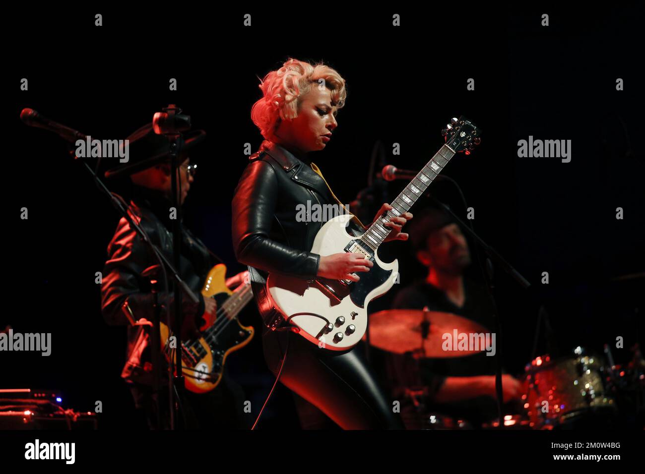 Durham, Carolina del Nord, Stati Uniti. 7th Dec, 2022. La cantante/cantautrice/chitarrista americana Samantha Fish suona con Jesse Dayton al Durham Performing Arts Center di Durham, North Carolina. Gli album di Fish e gli spettacoli dal vivo incendiari sono caratterizzati da più generi, tra cui blues, rock, country, funk, bluegrass e ballate. Fish e Dayton si sono Uniti per rilasciare ''˜The Stardust Sessions, ' e hanno iniziato un tour in Nord America il 3 dicembre. (Credit Image: © Bob Karp/ZUMA Press Wire) Foto Stock