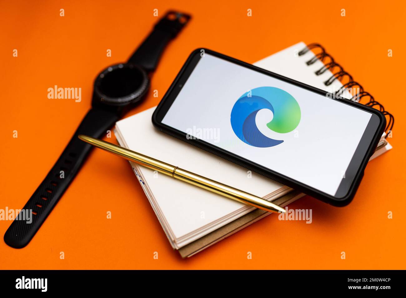 Polonia. 07th Dec, 2022. In questa immagine viene visualizzato un logo Microsoft Edge sullo smartphone. Credit: SOPA Images Limited/Alamy Live News Foto Stock