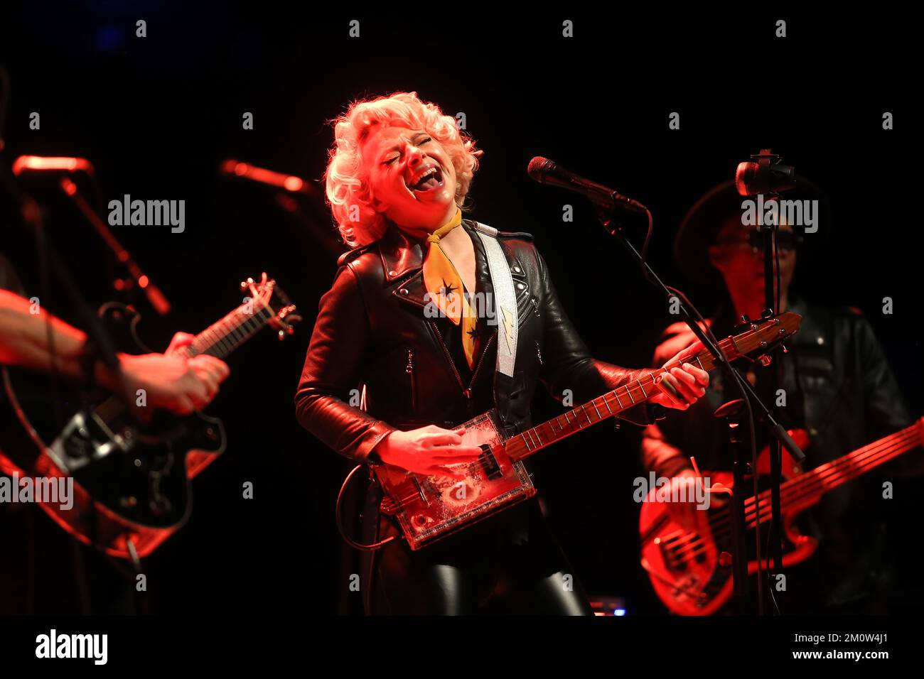 Durham, Carolina del Nord, Stati Uniti. 7th Dec, 2022. La cantante/cantautrice/chitarrista americana Samantha Fish suona con Jesse Dayton al Durham Performing Arts Center di Durham, North Carolina. Gli album di Fish e gli spettacoli dal vivo incendiari sono caratterizzati da più generi, tra cui blues, rock, country, funk, bluegrass e ballate. Fish e Dayton si sono Uniti per rilasciare ''˜The Stardust Sessions, ' e hanno iniziato un tour in Nord America il 3 dicembre. (Credit Image: © Bob Karp/ZUMA Press Wire) Foto Stock