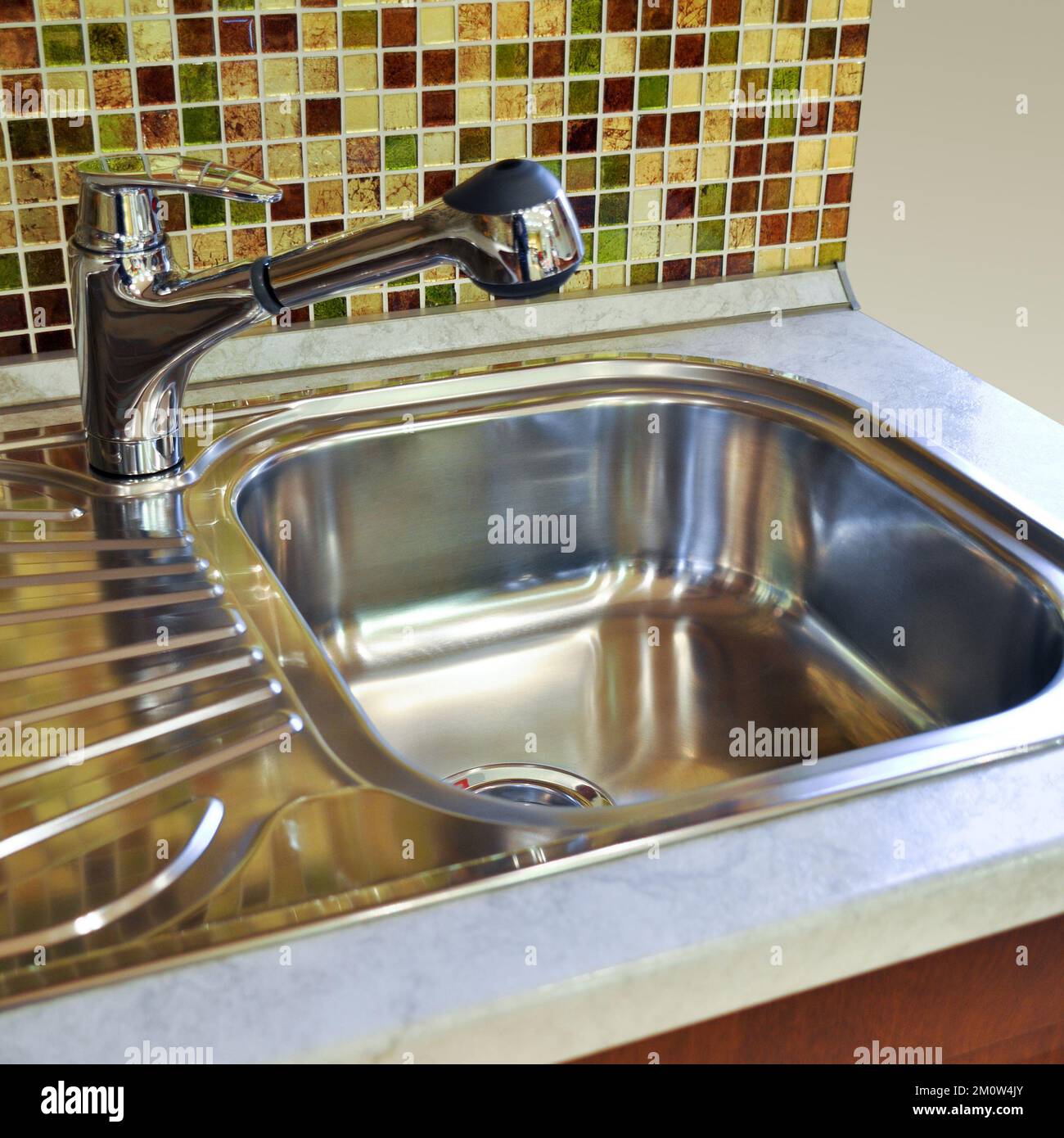 Interno di lussuosa cucina moderna e lavandino, rubinetto e scarico in acciaio inossidabile Foto Stock