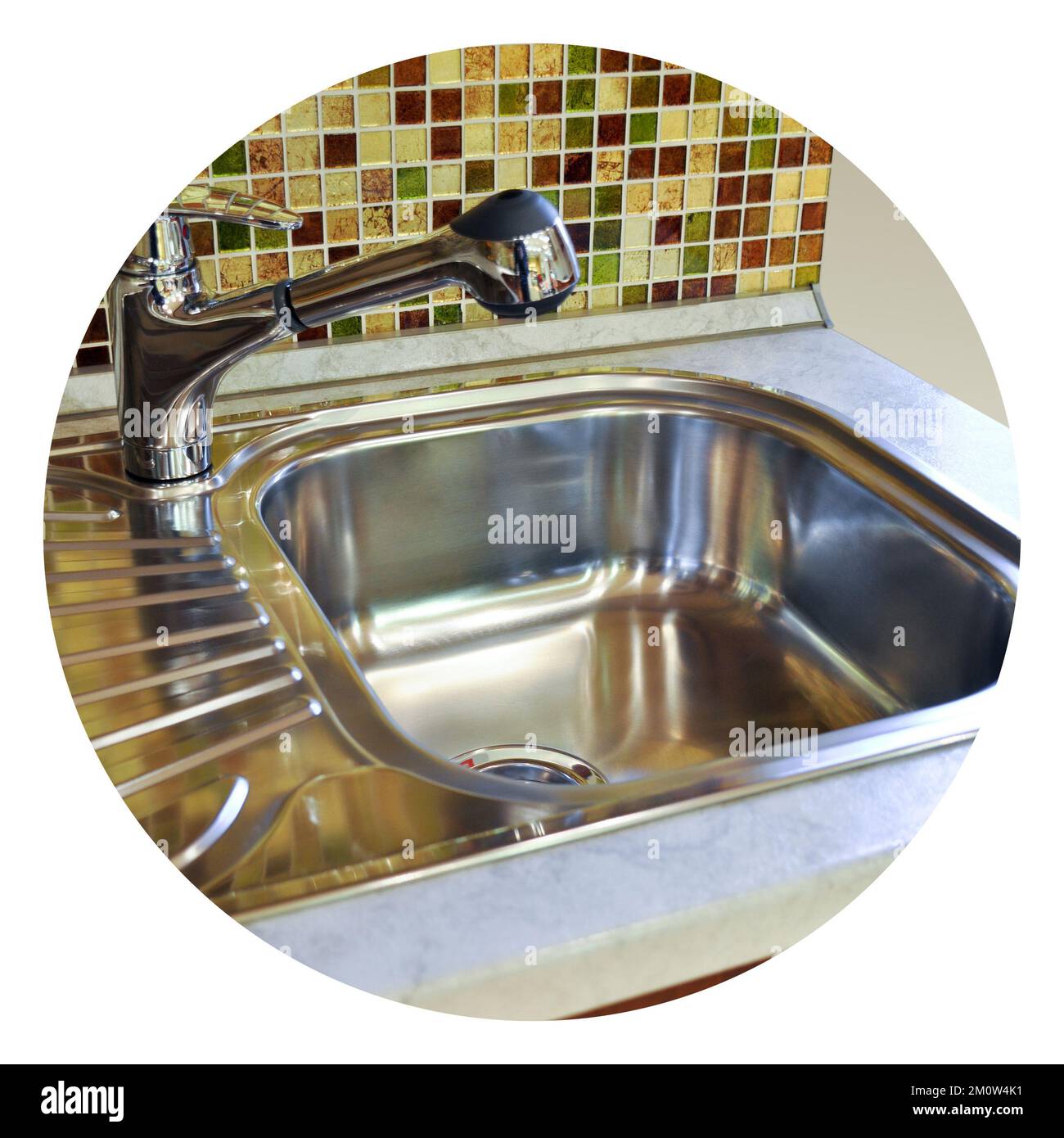 Interno di lussuosa cucina moderna e lavandino, rubinetto e scarico in acciaio inossidabile Foto Stock