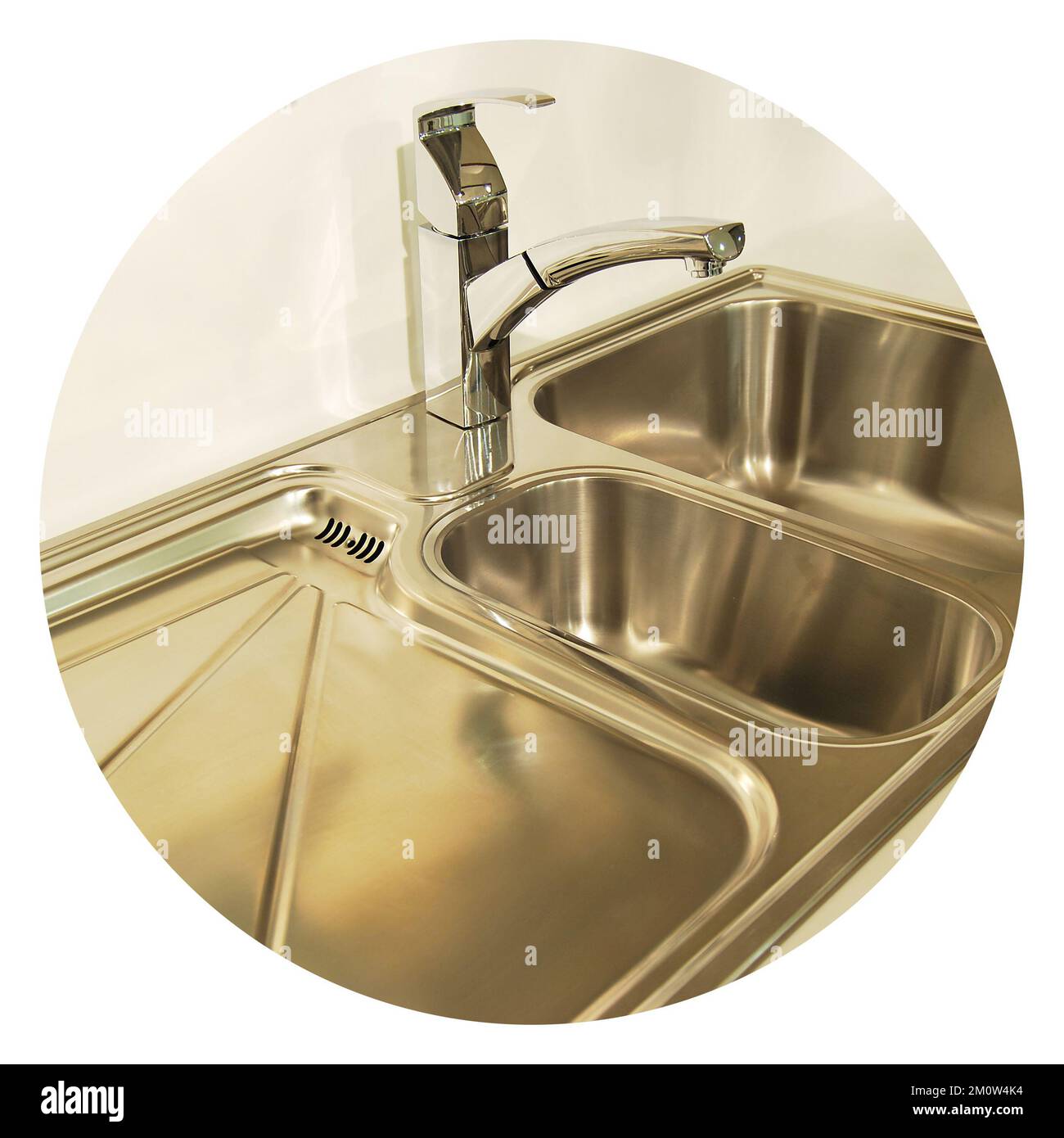 Interno di lussuosa cucina moderna e lavandino, rubinetto e scarico in acciaio inossidabile Foto Stock