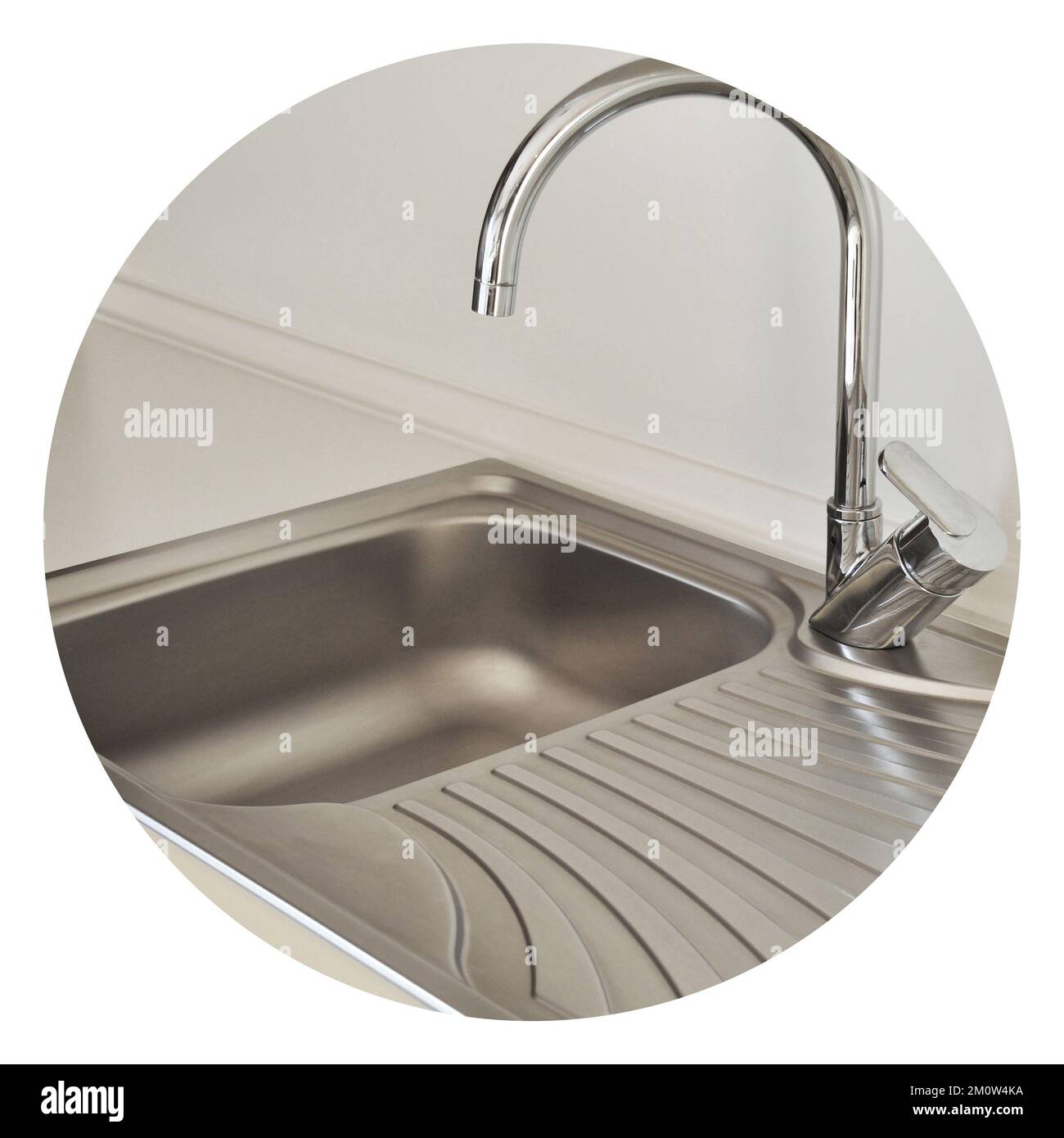 Interno di lussuosa cucina moderna e lavandino, rubinetto e scarico in acciaio inossidabile Foto Stock
