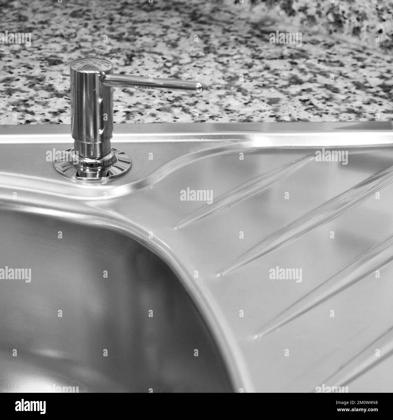 Interno di lussuosa cucina moderna e lavandino, rubinetto e scarico in acciaio inossidabile Foto Stock