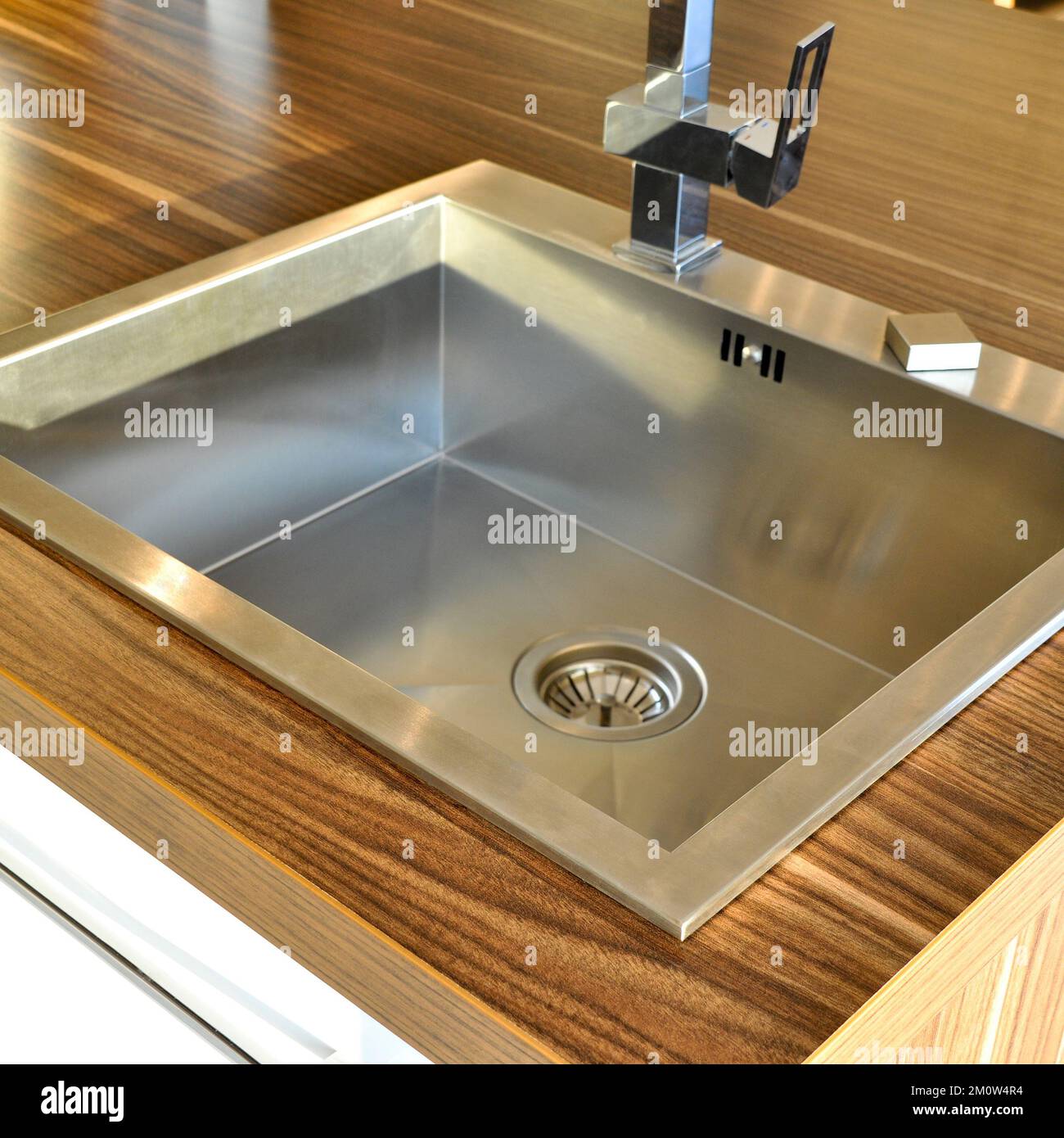 Interno di lussuosa cucina moderna e lavandino, rubinetto e scarico in acciaio inossidabile Foto Stock