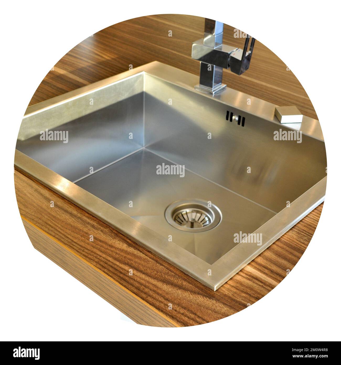 Interno di lussuosa cucina moderna e lavandino, rubinetto e scarico in acciaio inossidabile Foto Stock