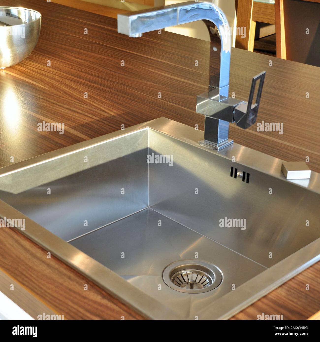 Interno di lussuosa cucina moderna e lavandino, rubinetto e scarico in acciaio inossidabile Foto Stock