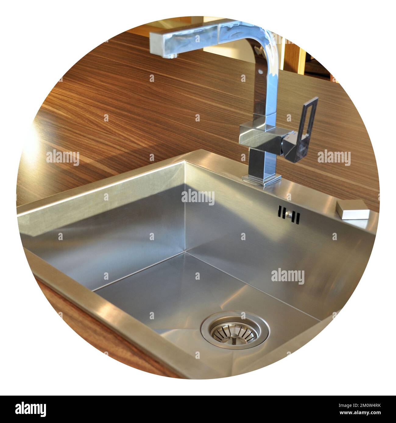 Interno di lussuosa cucina moderna e lavandino, rubinetto e scarico in acciaio inossidabile Foto Stock