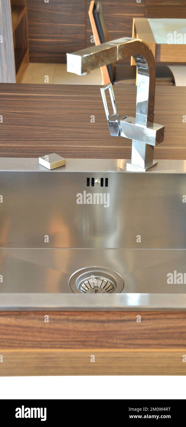 Interno di lussuosa cucina moderna e lavandino, rubinetto e scarico in acciaio inossidabile Foto Stock