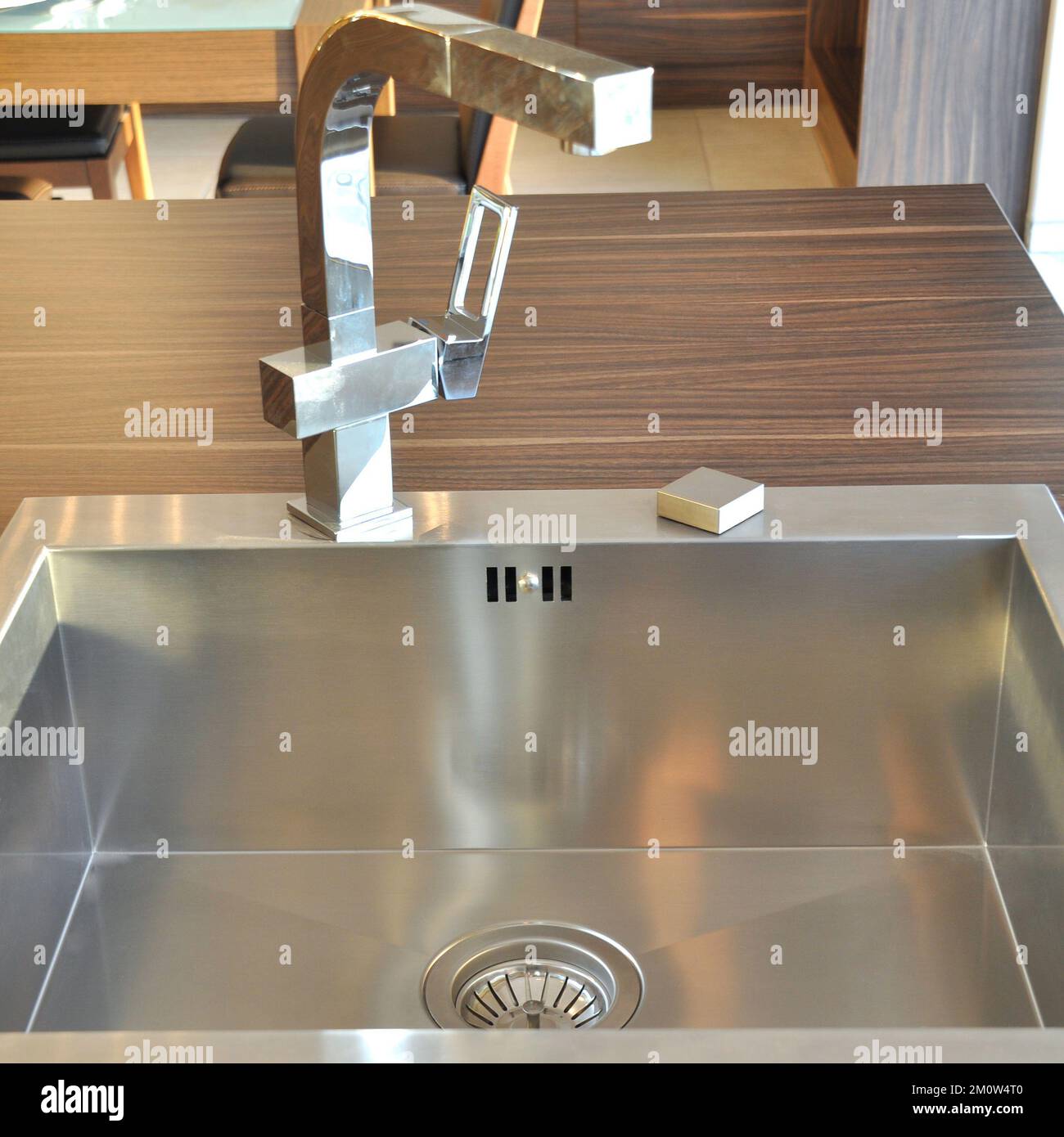 Interno di lussuosa cucina moderna e lavandino, rubinetto e scarico in acciaio inossidabile Foto Stock