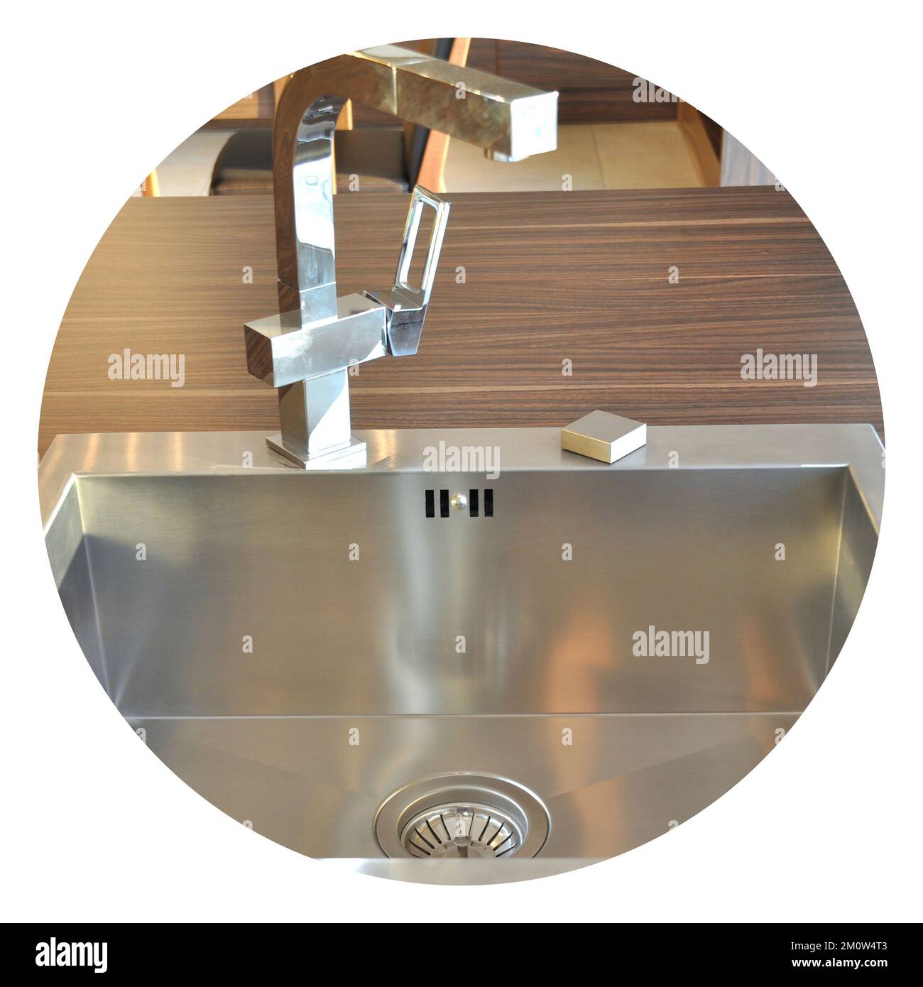 Interno di lussuosa cucina moderna e lavandino, rubinetto e scarico in acciaio inossidabile Foto Stock
