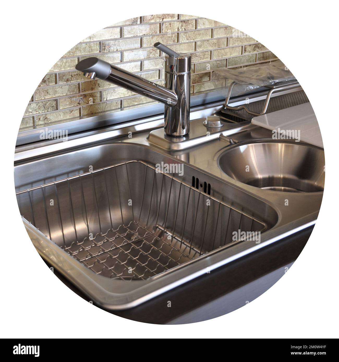 Interno di lussuosa cucina moderna e lavandino, rubinetto e scarico in acciaio inossidabile Foto Stock