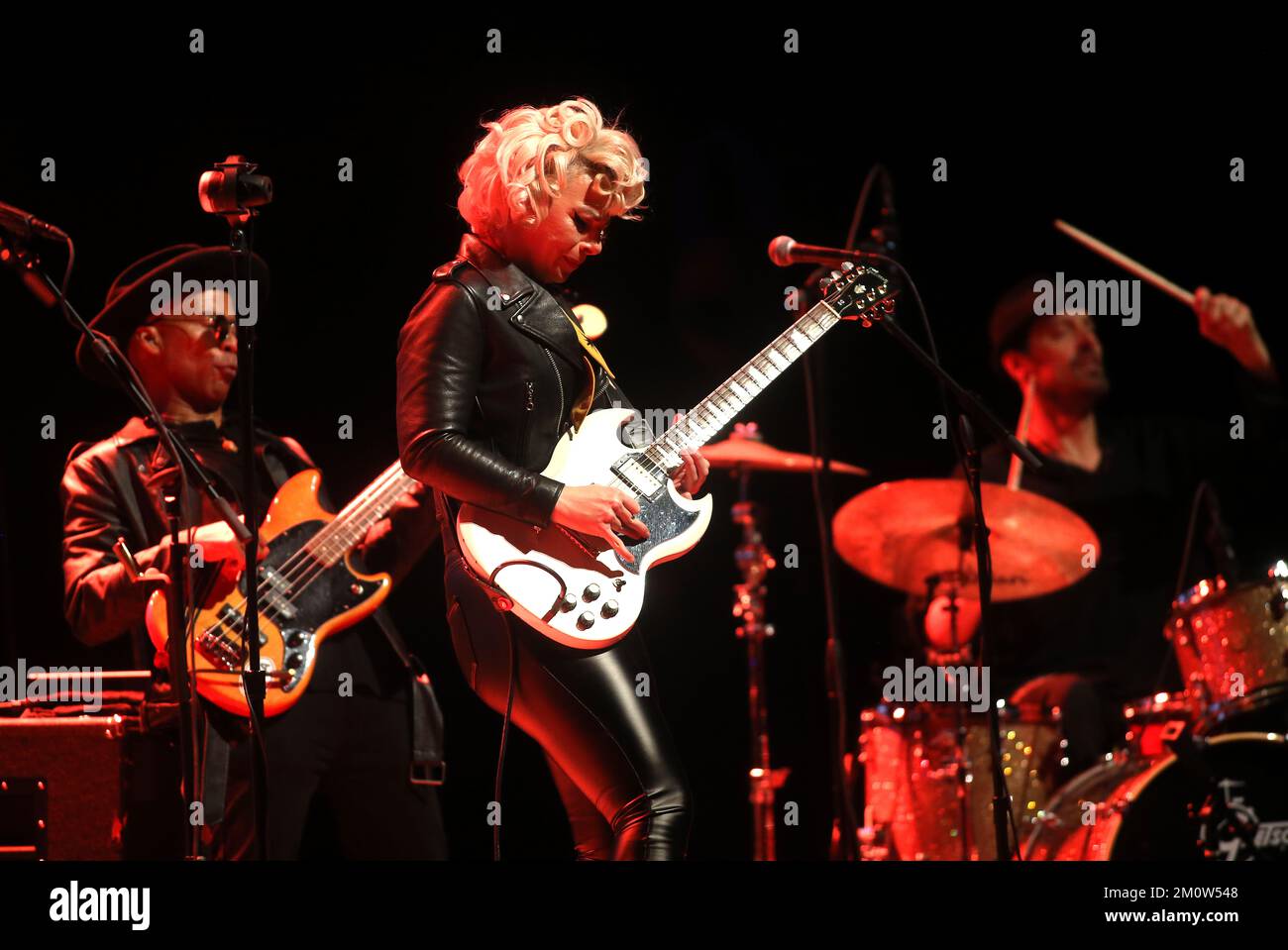 Durham, Carolina del Nord, Stati Uniti. 7th Dec, 2022. La cantante/cantautrice/chitarrista americana Samantha Fish suona con Jesse Dayton al Durham Performing Arts Center di Durham, North Carolina. Gli album di Fish e gli spettacoli dal vivo incendiari sono caratterizzati da più generi, tra cui blues, rock, country, funk, bluegrass e ballate. Fish e Dayton si sono Uniti per rilasciare ''˜The Stardust Sessions, ' e hanno iniziato un tour in Nord America il 3 dicembre. (Credit Image: © Bob Karp/ZUMA Press Wire) Foto Stock
