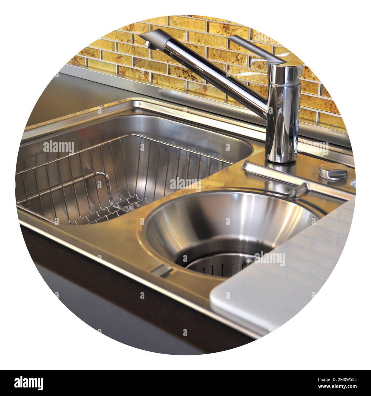 Interno di lussuosa cucina moderna e lavandino, rubinetto e scarico in acciaio inossidabile Foto Stock