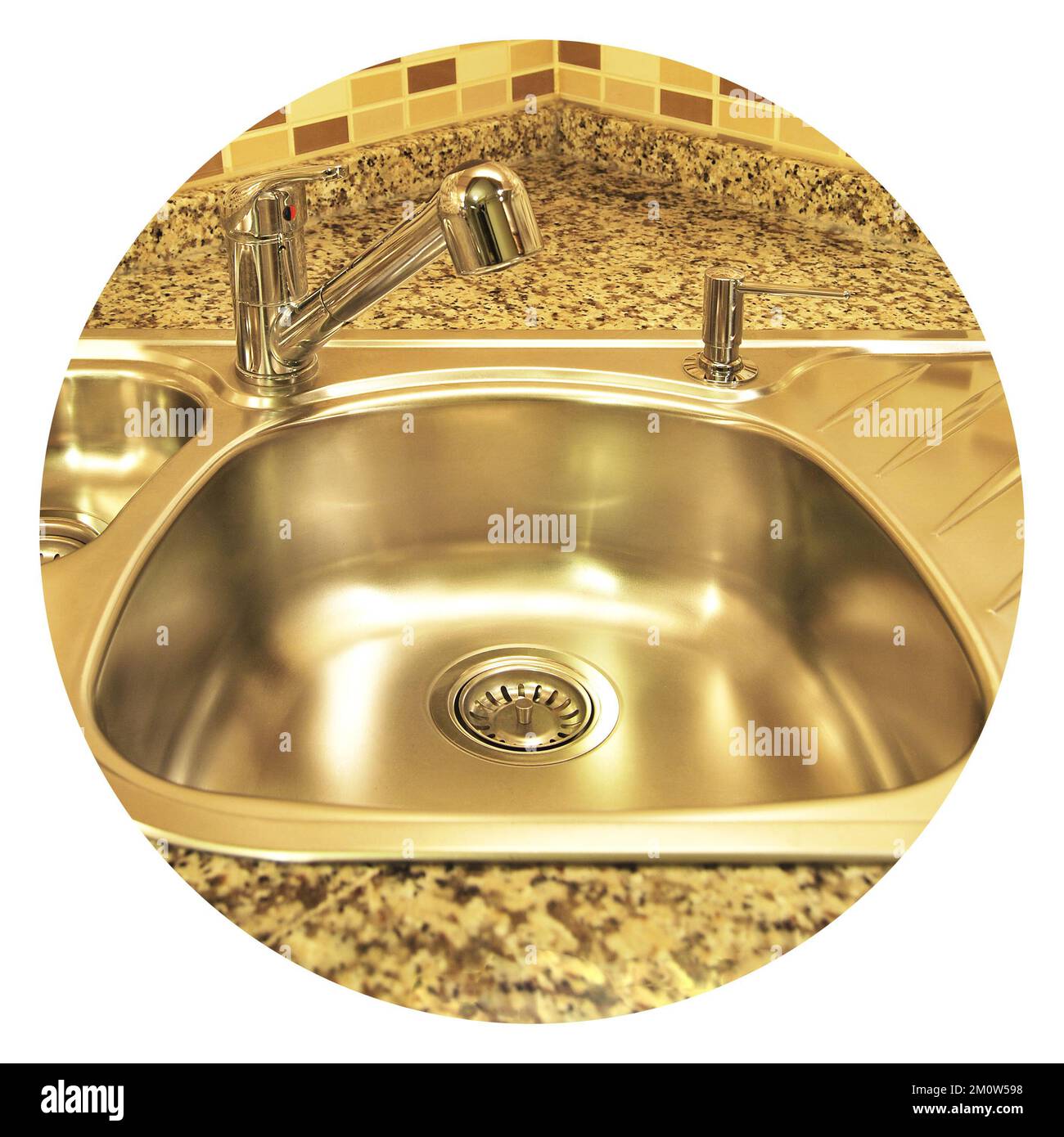 Interno di lussuosa cucina moderna e lavandino, rubinetto e scarico in acciaio inossidabile Foto Stock