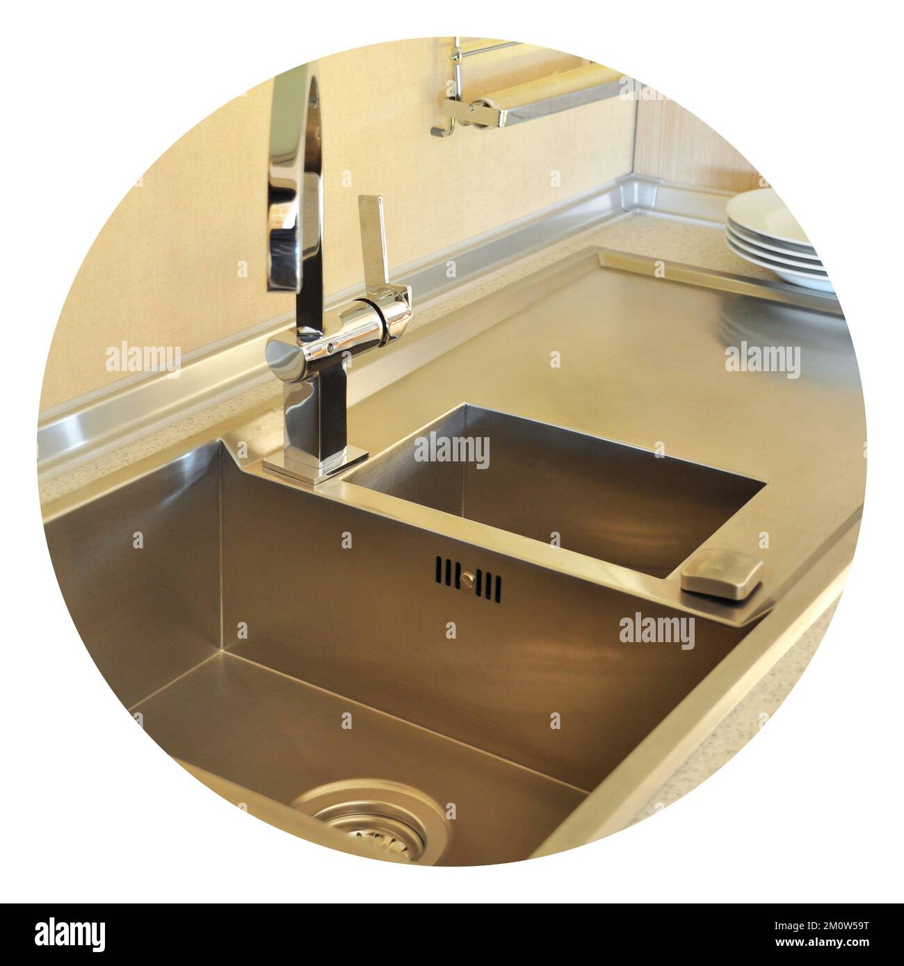 Interno di lussuosa cucina moderna e lavandino, rubinetto e scarico in acciaio inossidabile Foto Stock