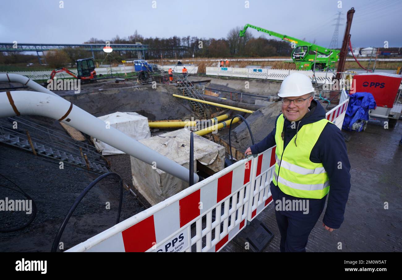 08 dicembre 2022, Schleswig-Holstein, Brunsbüttel: Tobias Goldschmidt (Bündnis 90/Die Grünen), ministro della transizione energetica, della protezione del clima, dell'ambiente e della natura, si trova presso il cantiere per l'integrazione del GNL nella rete del gas naturale. Il gasdotto, lungo circa tre chilometri, conduce dal terminale galleggiante di GNL dell'Elba alla rete regionale di distribuzione del gas dello Schleswig-Holstein Netz. Foto: Marcus Brandt/dpa Foto Stock