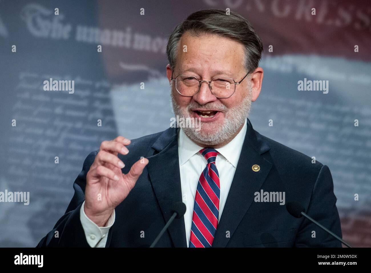 Washington, Stati Uniti d'America. 07th Dec, 2022. Il senatore degli Stati Uniti Gary Peters (democratico del Michigan) offre osservazioni durante una conferenza stampa riguardante la rielezione del senatore degli Stati Uniti Raphael G. Warnock (democratico della Georgia), al Campidoglio degli Stati Uniti a Washington, DC, mercoledì 7 dicembre 2022. Credit: Rod Lammey/CNP/Sipa USA Credit: Sipa USA/Alamy Live News Foto Stock