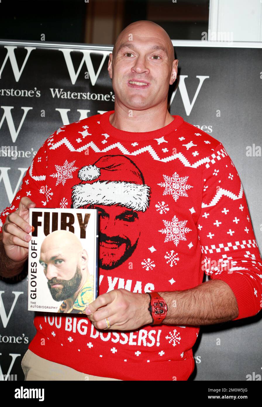 Tyson Fury firma copie del suo libro 'Gloves Off' a Watertstones Leadenhall Market il 08 dicembre 2022 a Londra, Inghilterra. Foto Stock