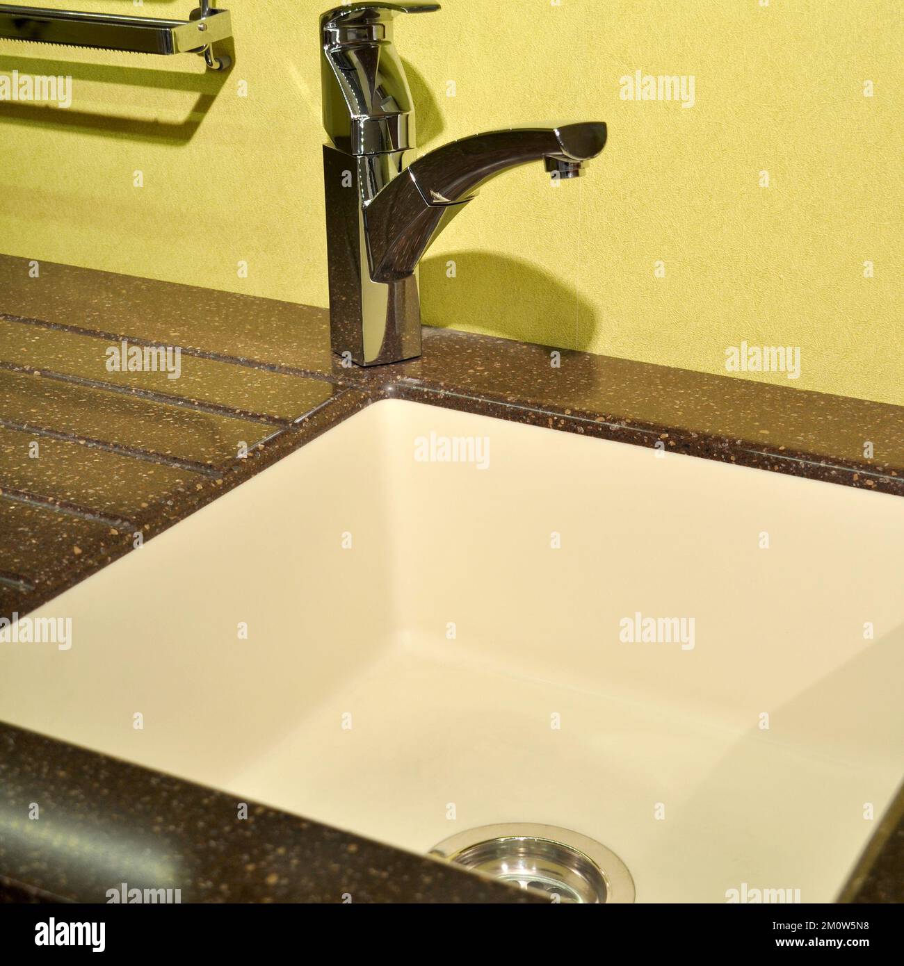 Interni di lussuosa cucina moderna e lavello e rubinetto in ceramica Foto Stock