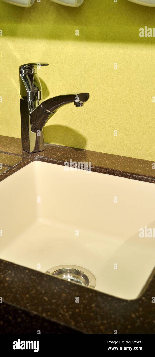 Interni di lussuosa cucina moderna e lavello e rubinetto in ceramica Foto Stock