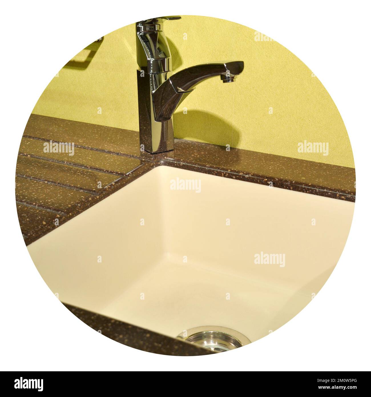 Interni di lussuosa cucina moderna e lavello e rubinetto in ceramica Foto Stock