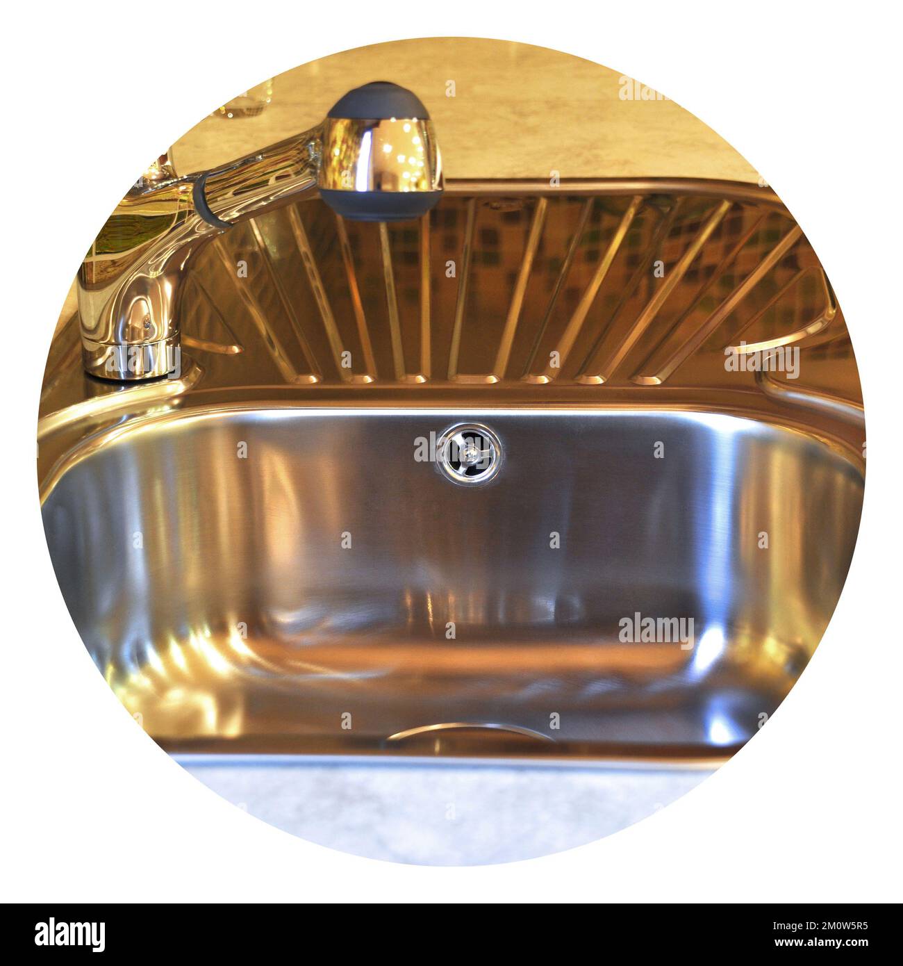 Interno di lussuosa cucina moderna e lavandino, rubinetto e scarico in acciaio inossidabile Foto Stock