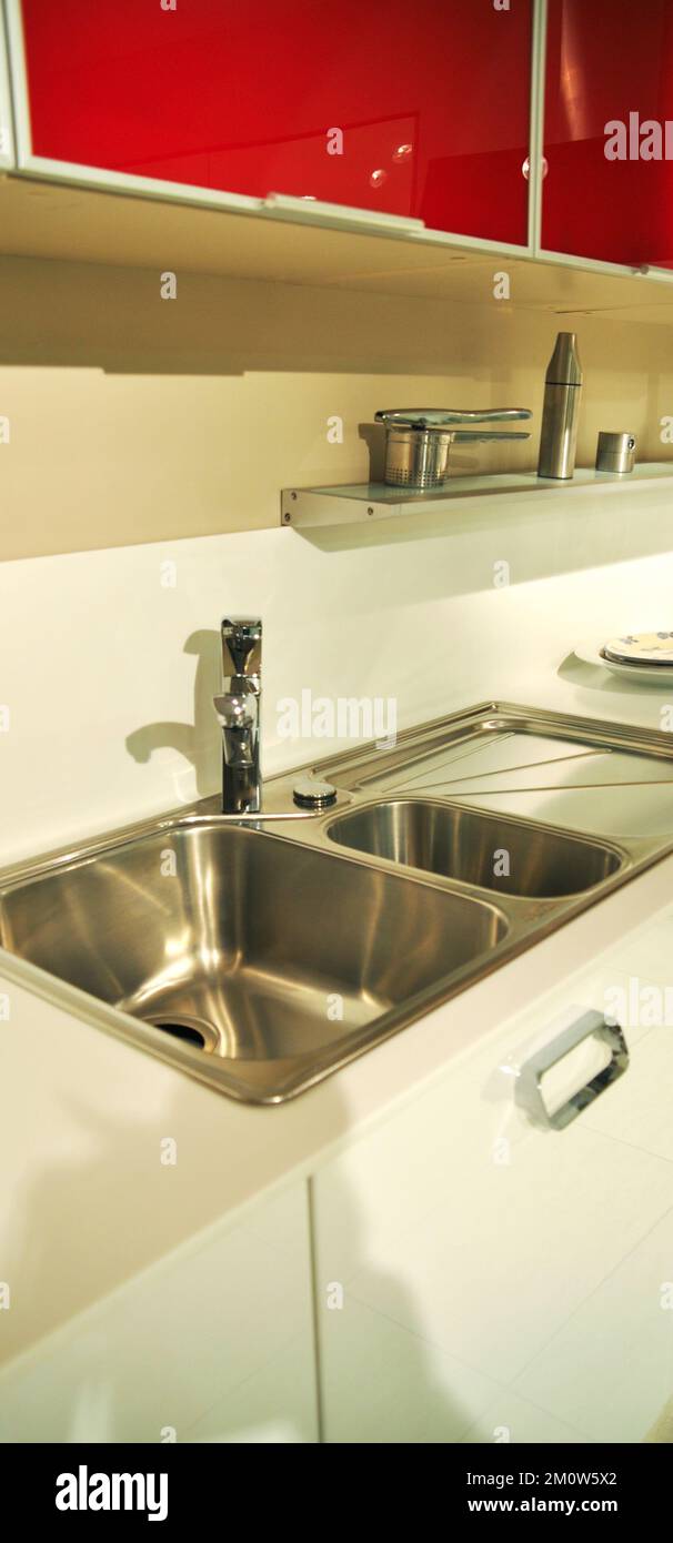 Interno di lussuosa cucina moderna e lavandino, rubinetto e scarico in acciaio inossidabile Foto Stock