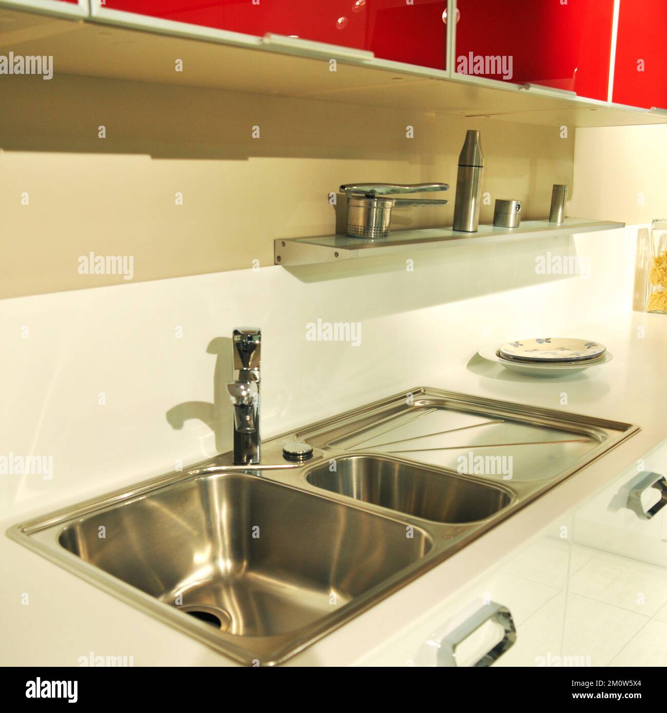 Interno di lussuosa cucina moderna e lavandino, rubinetto e scarico in acciaio inossidabile Foto Stock