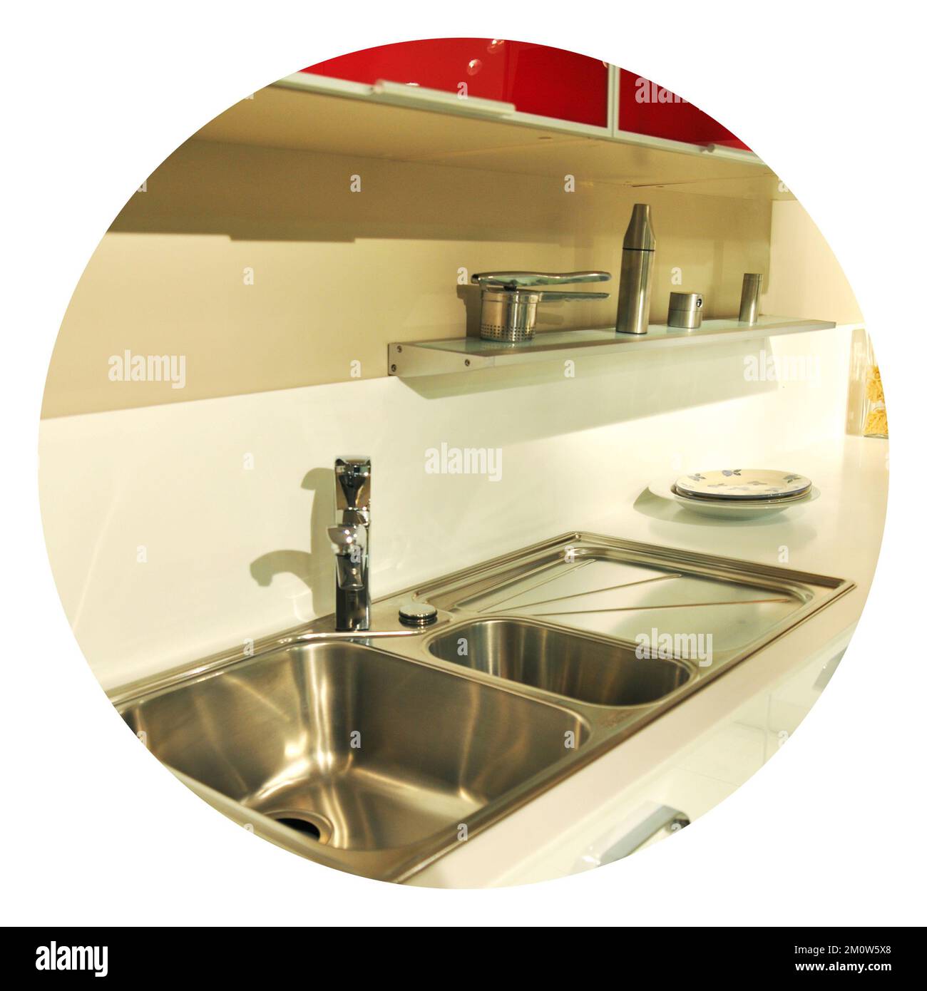 Interno di lussuosa cucina moderna e lavandino, rubinetto e scarico in acciaio inossidabile Foto Stock