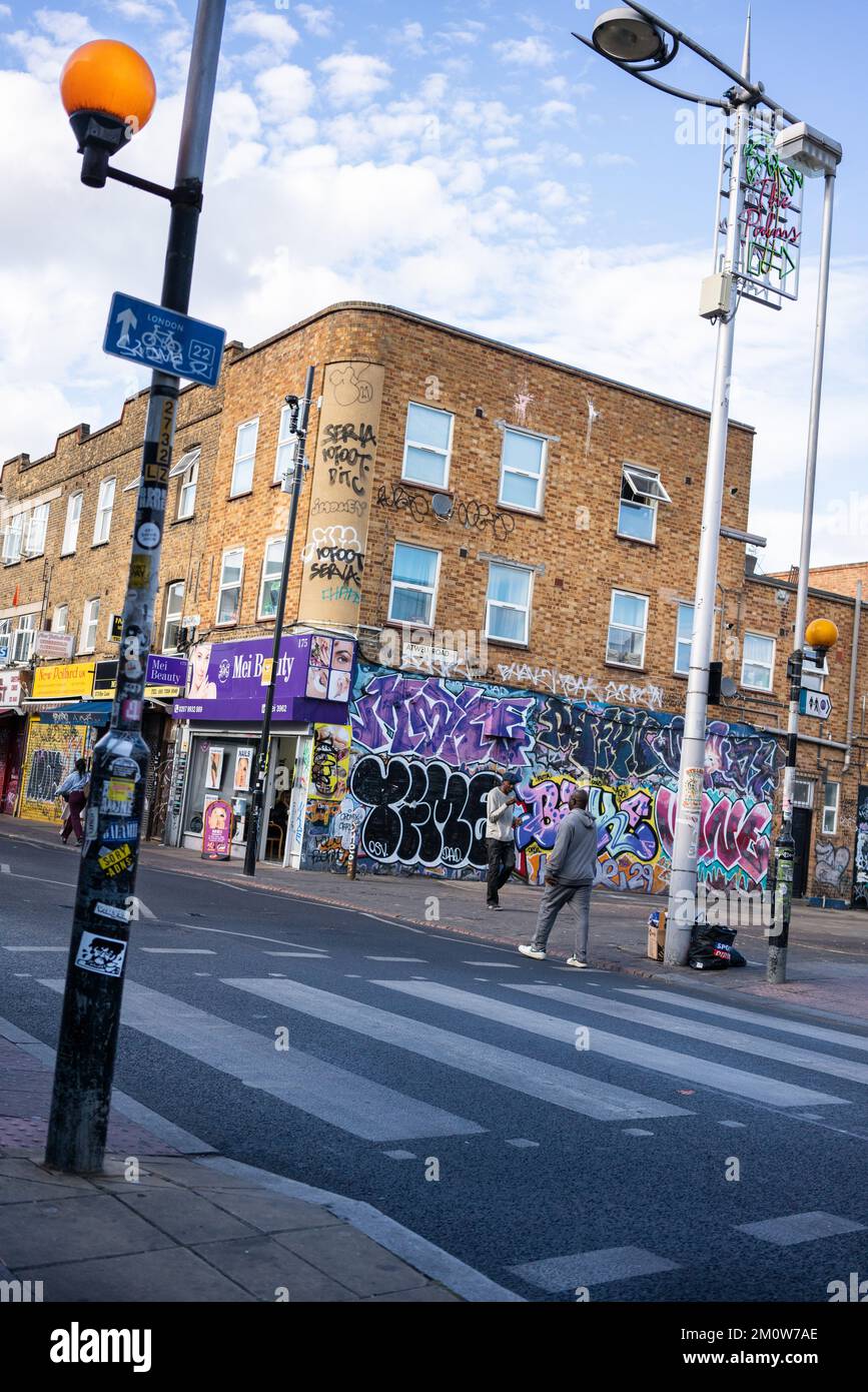 Attraversamento pedonale con graffiti a Peckham sud di Londra. Foto Stock