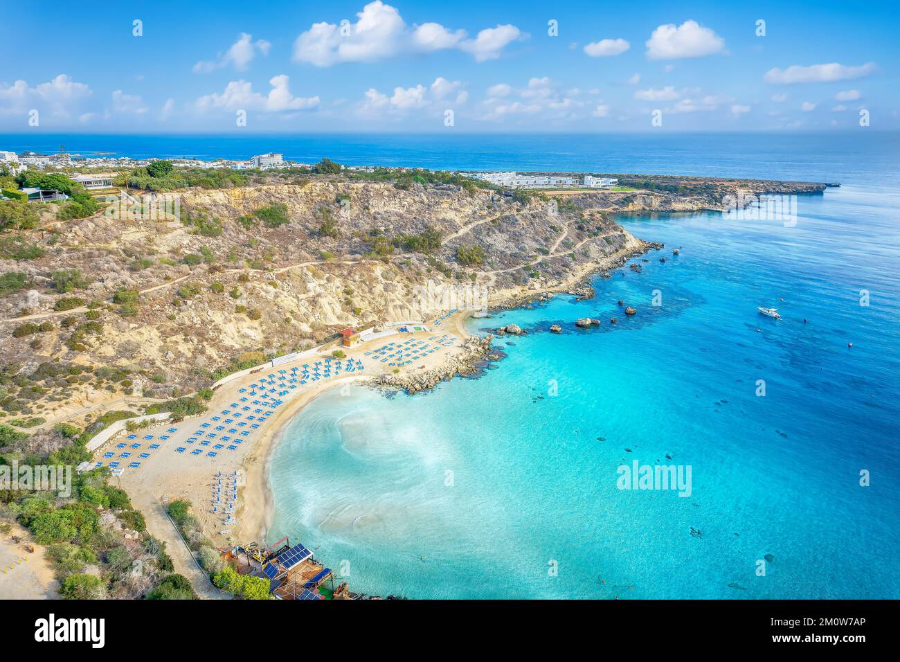 Paesaggio con la spiaggia di Konnos a Protaras, Cipro Foto Stock
