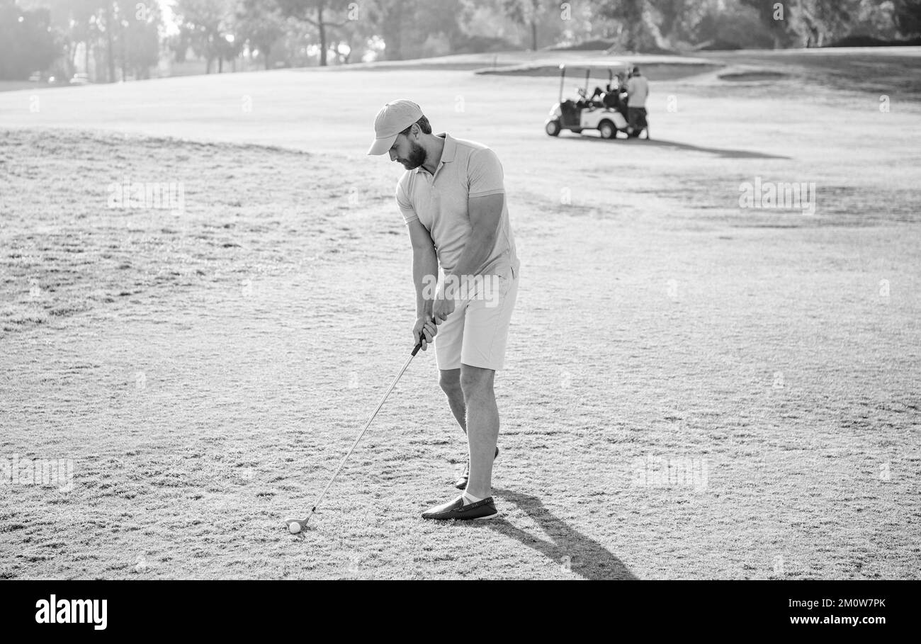 golf in piedi in cappello con club di golf, swing di golf Foto Stock