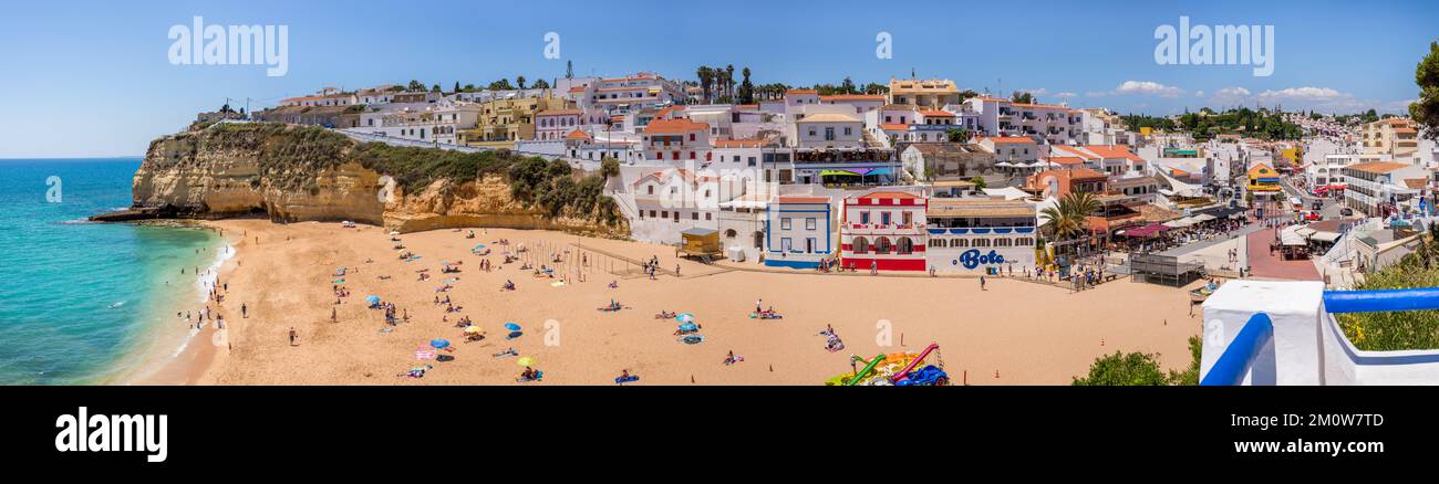 Panorama della spiaggia di Carvoeiro, Portogallo. Spiaggia famosa e molto amata sull'Algarve. Foto Stock