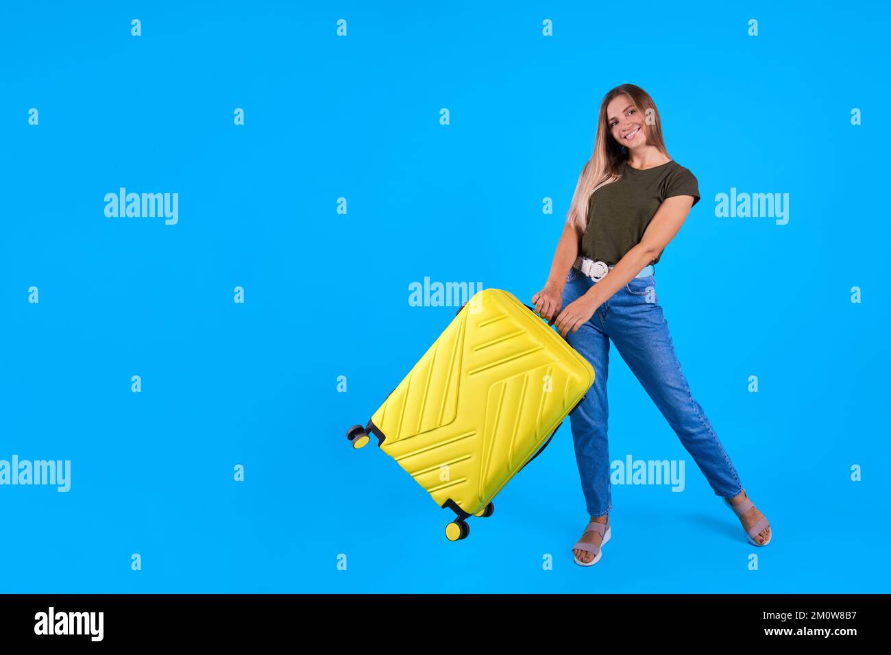 donna scelta valigia di qualità. tutto ciò di cui hai bisogno per viaggiare, mettiti in valigia. concetto di viaggio Foto Stock