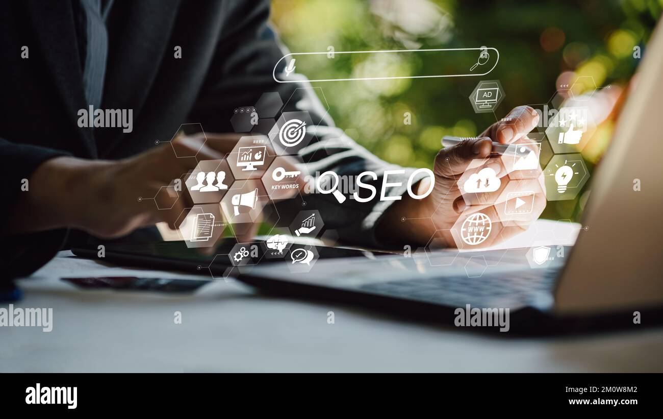 Persona specializzata IT gestire l'ottimizzazione dei motori di ricerca: SEO con contenuti di social media e pubblicità dal sito web. Foto Stock