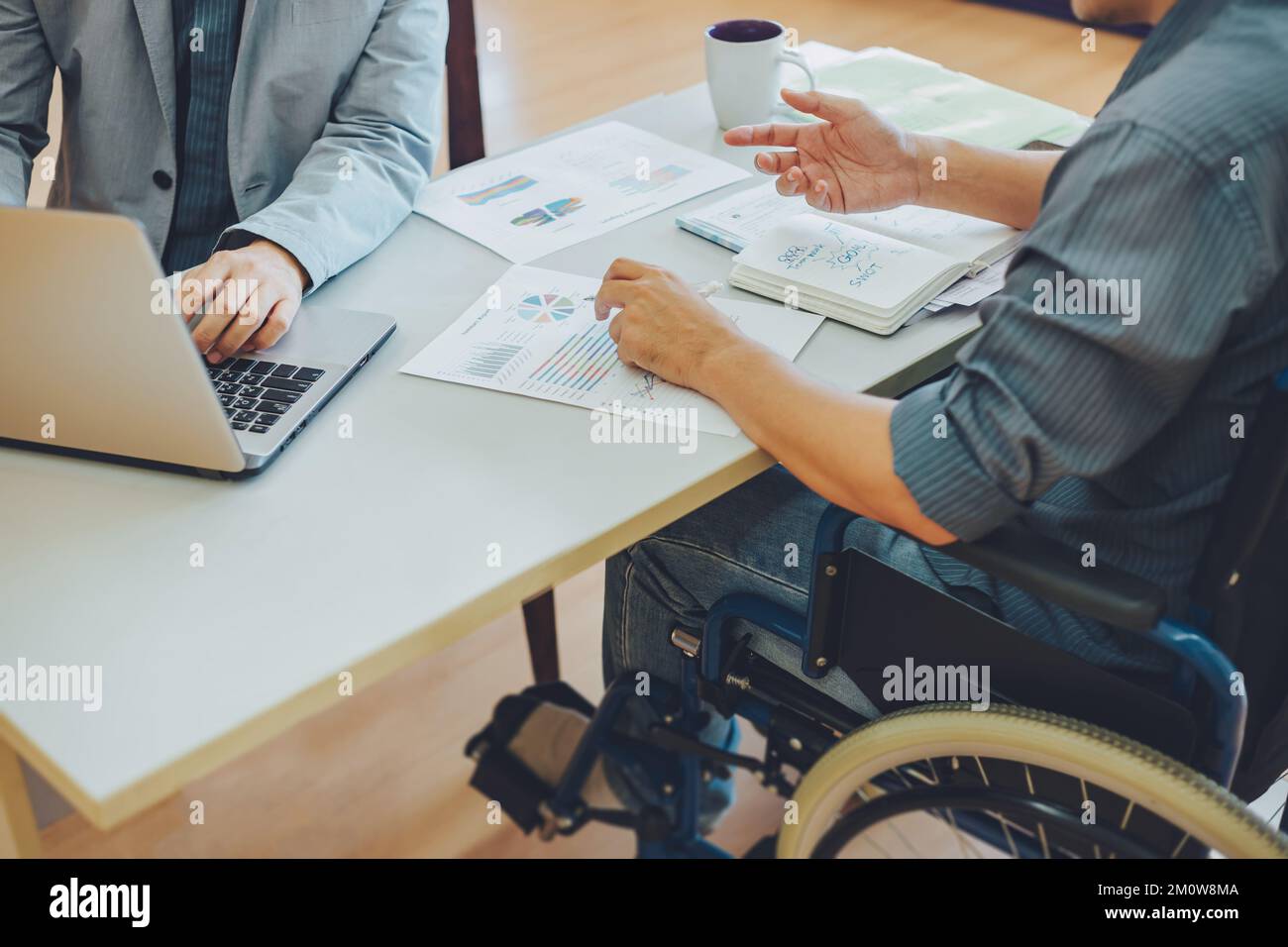 Dopo l'incidente e la riabilitazione, l'uomo disabile può tornare al lavoro. Assunzione di posti di lavoro che impiegano il concetto di persone disabili. Foto Stock