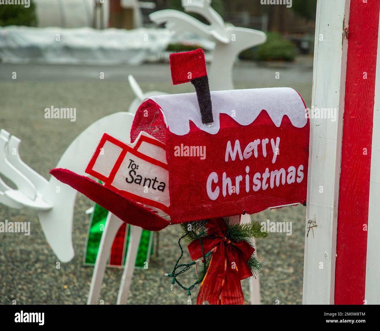 Cassetta postale di Natale con una lettera a Babbo Natale Foto Stock