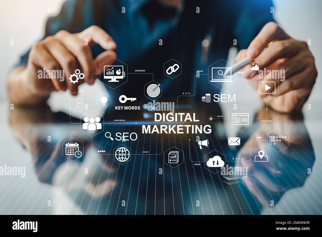 Concetto di tecnologia aziendale per il marketing digitale. Web site adertisement email social media network, SEO, SEM video e icone di applicazioni mobili in virtuale Foto Stock