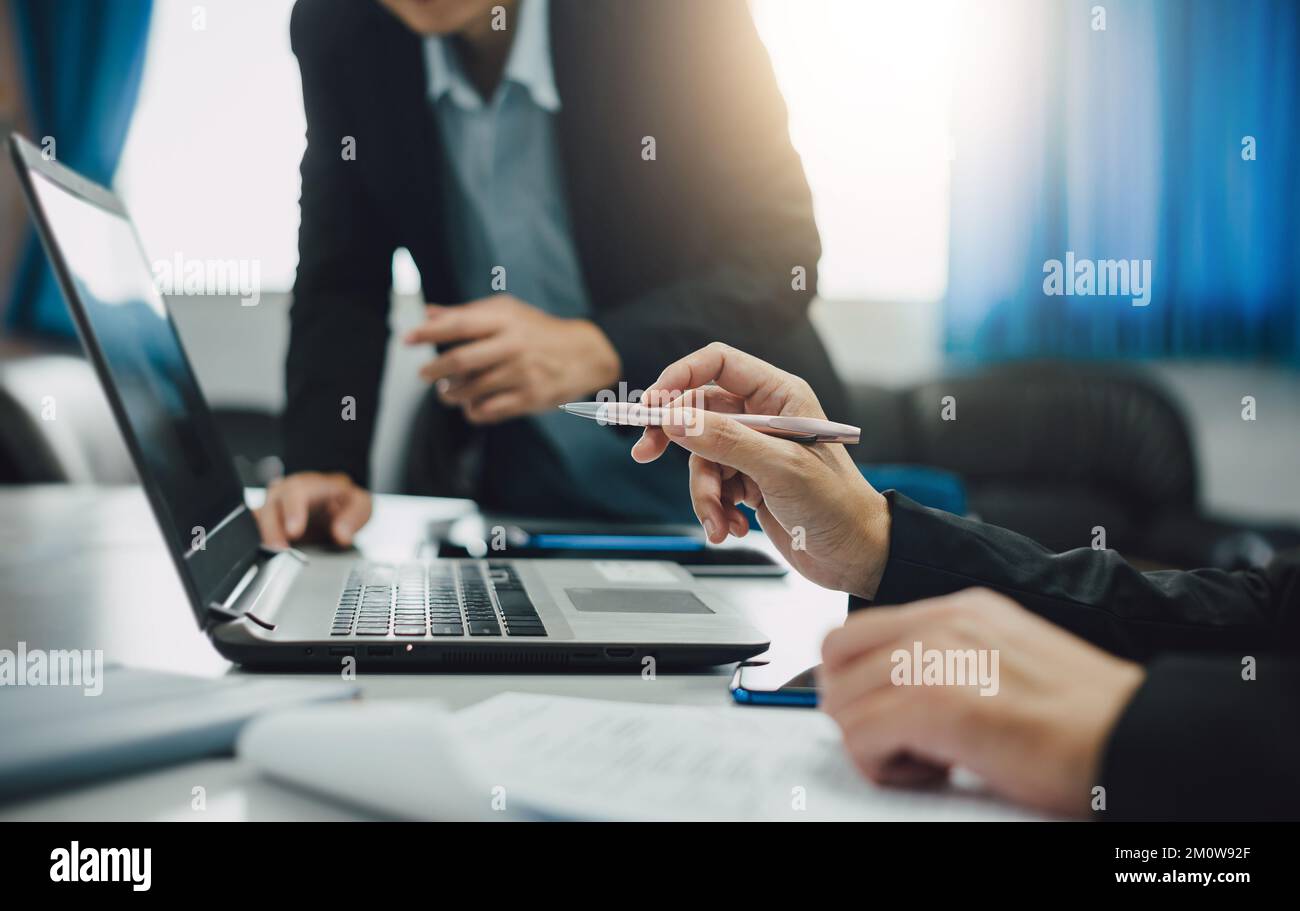 Due business man consultare l'analisi del risultato del flusso di cassa finanziario aziendale. Concetto per il fondo aziendale ed economico di lavoro di squadra. Foto Stock