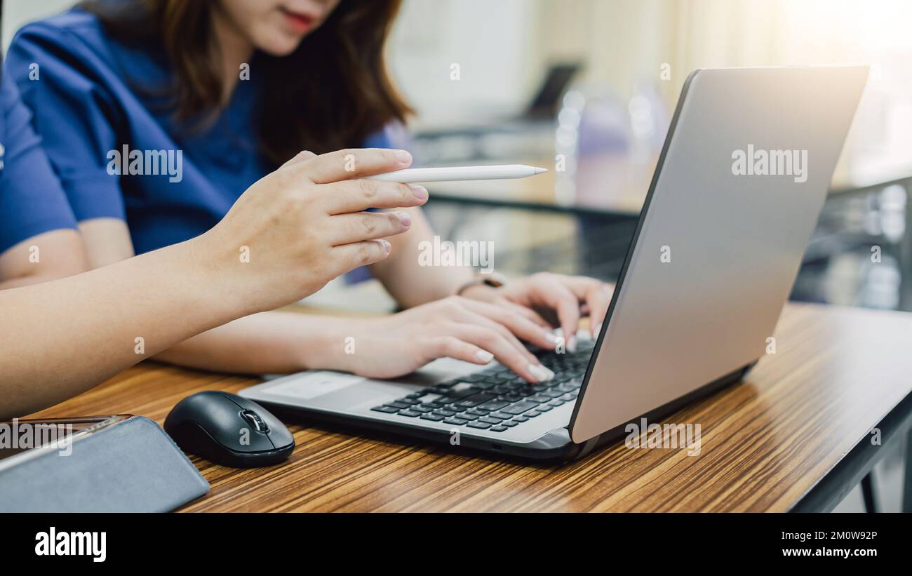 Due business man consultare l'analisi del risultato del flusso di cassa finanziario aziendale. Concetto per il fondo aziendale ed economico di lavoro di squadra. Foto Stock