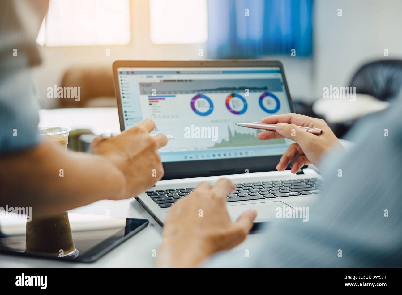 Due business man consultare l'analisi del risultato del flusso di cassa finanziario aziendale. Concetto per il fondo aziendale ed economico di lavoro di squadra. Foto Stock