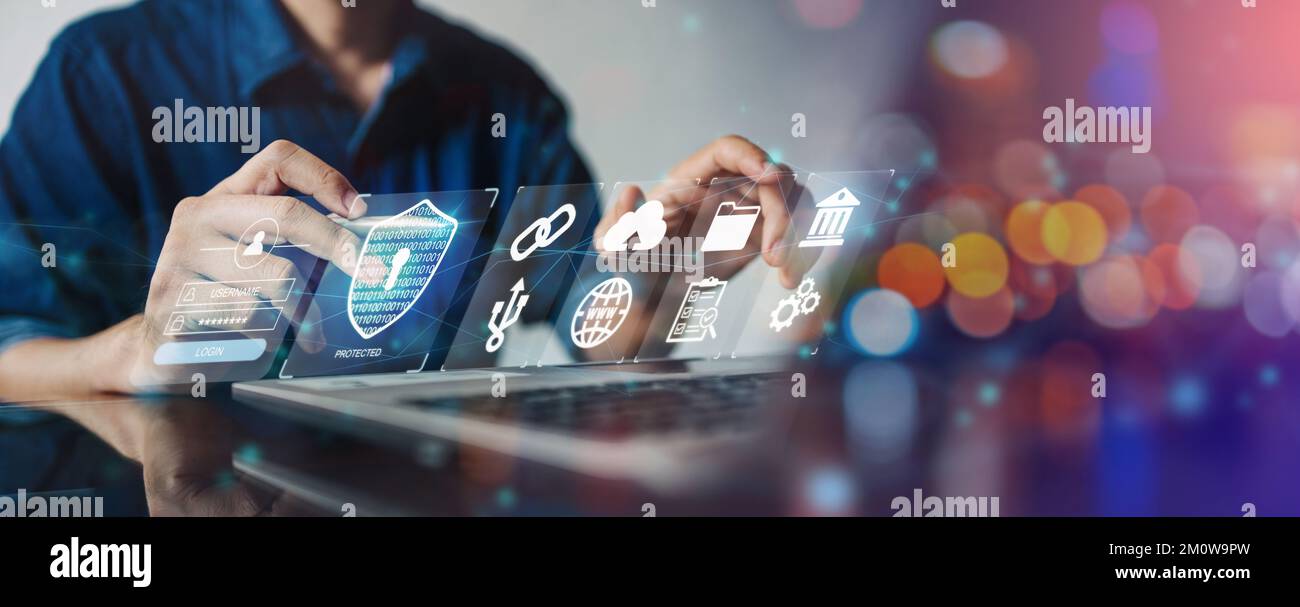 Specialista IT lavoro su computer con protezione dei dati di sicurezza informatica Privacy business internet Technology concept. Foto Stock
