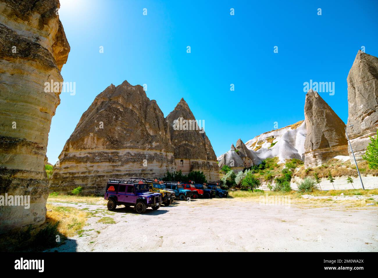 Safari fuoristrada in Cappadocia. SUV vicino ai camini delle fate a Goreme. Attività o safari in SUV in Cappadocia foto di sfondo. Nevsehir Turkiye - 6,29. Foto Stock