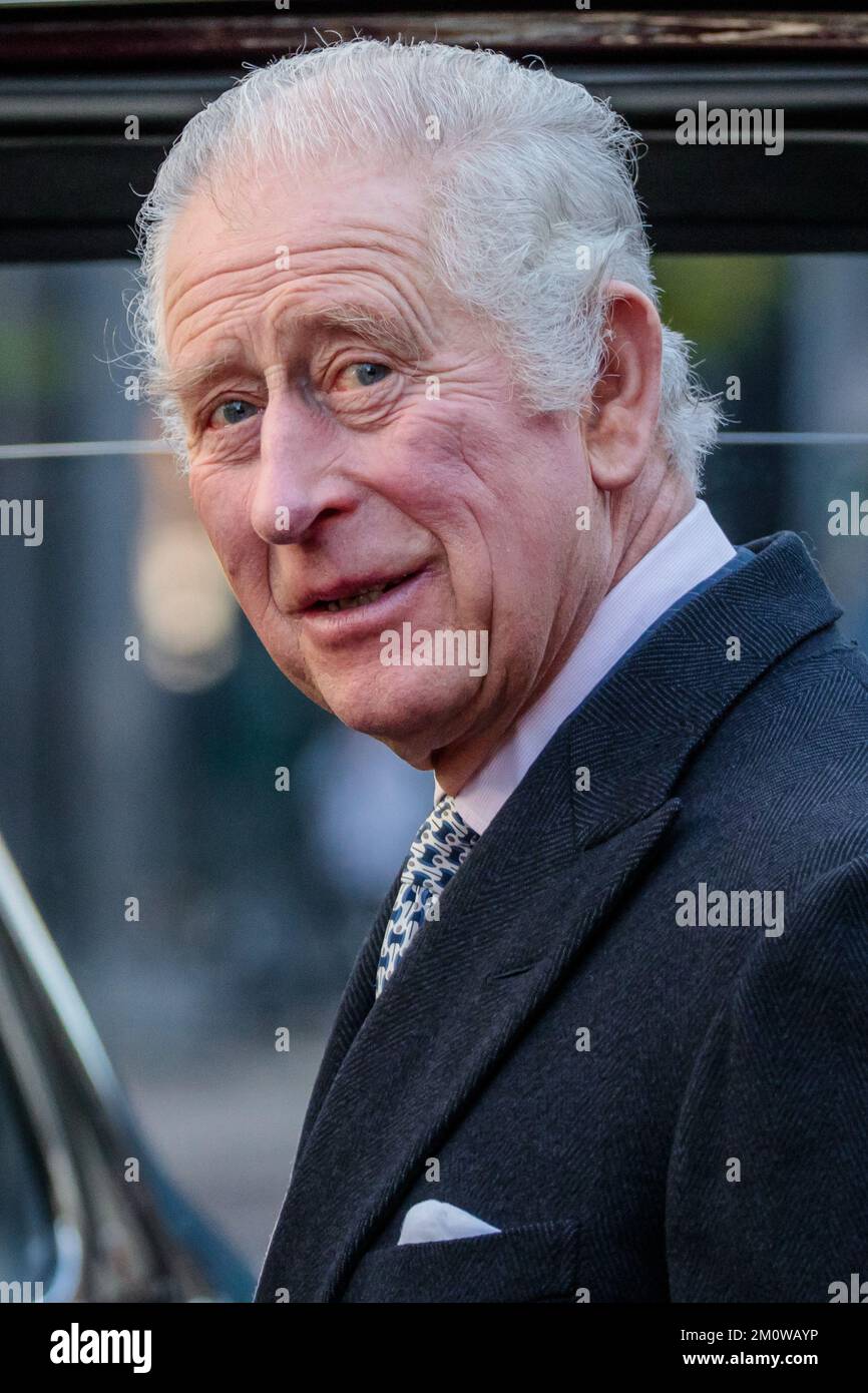 Kings Cross, Londra, Regno Unito. 8th dicembre 2022. Sua Maestà il Re sorride mentre si allontana dalla Chiesa della Compagnia cristiana Etiope. Il re Carlo ha partecipato stamattina al servizio di Avvento con le diverse comunità cristiane di King’s Cross, Londra, presso la Chiesa. Foto di Amanda Rose/Alamy Live News Foto Stock
