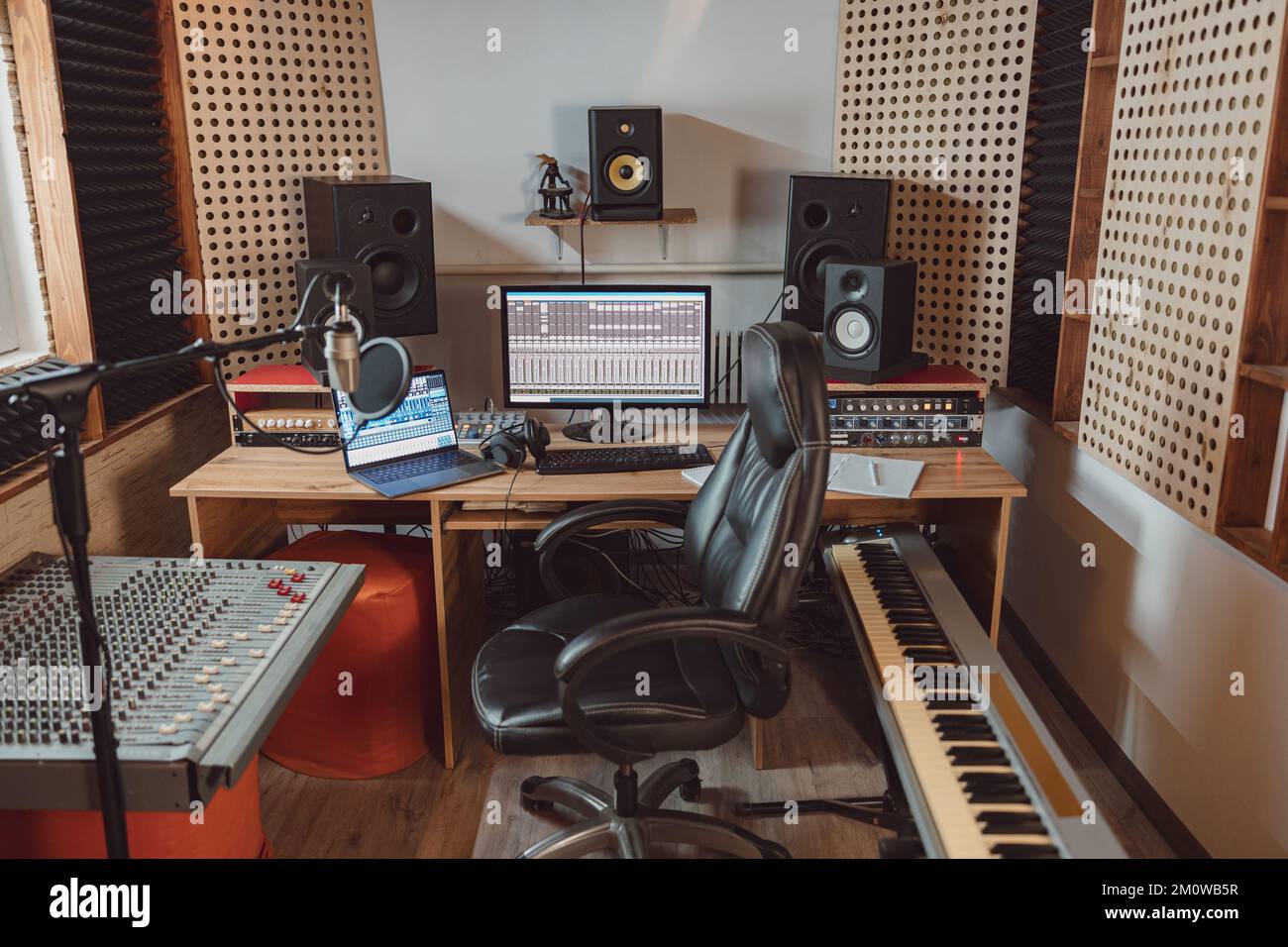 Interno di una camera insonorizzata in un moderno studio di registrazione. Ambiente di lavoro per tecnici del suono per la trasmissione Foto Stock