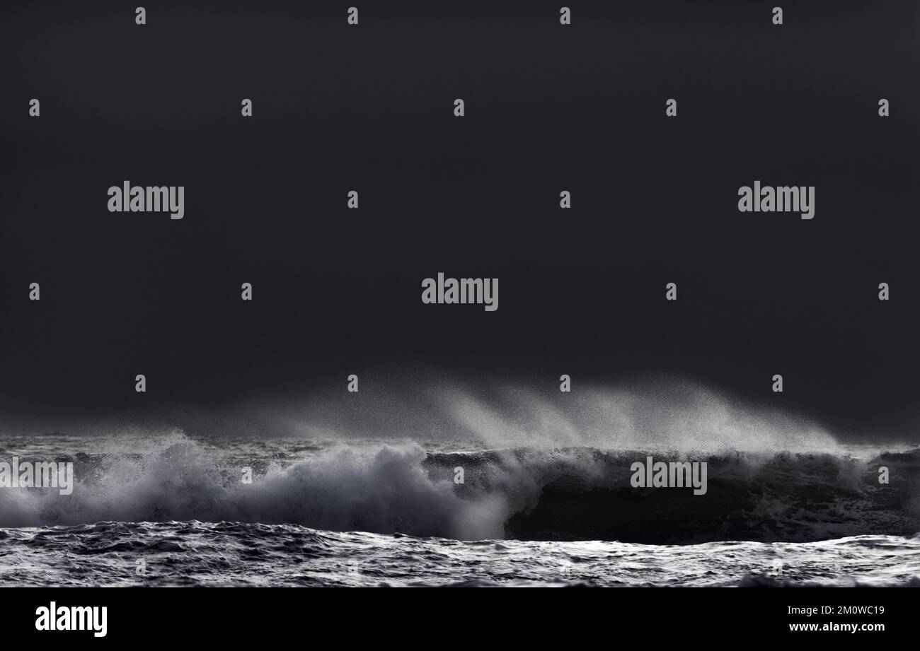 Onde che si schiantano nelle coste della Cornovaglia - tempesta - barili - Surf Foto Stock